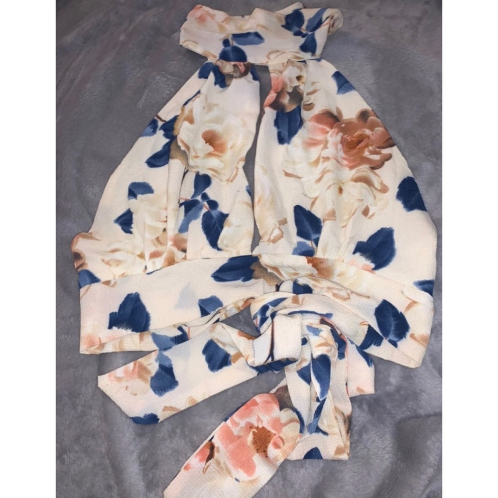 Super cute floral Summer top.